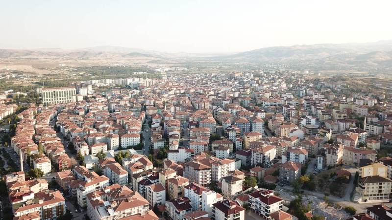 Kavga ettiği amcasını sokak ortasında tabancayla vurdu